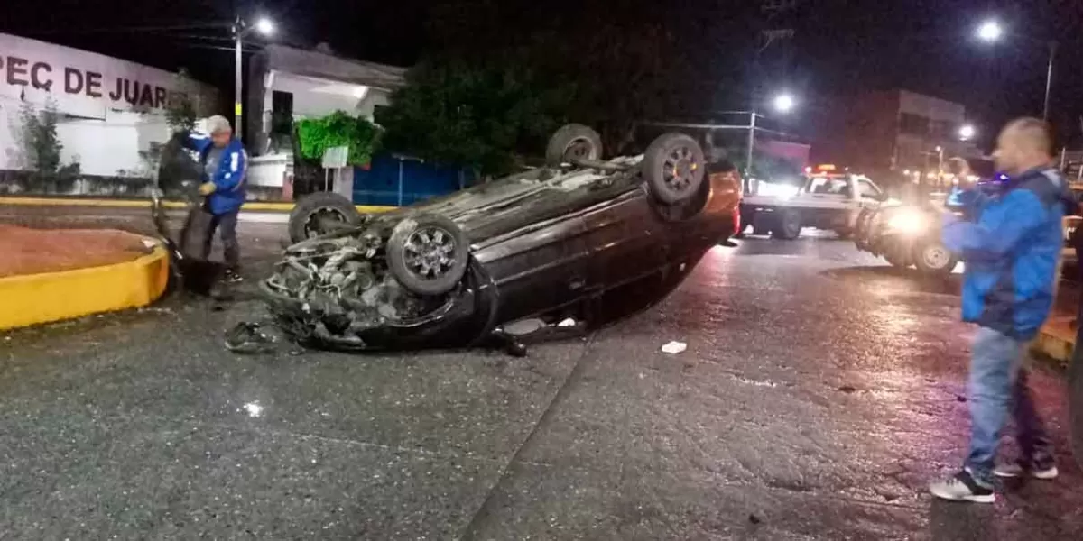 Fuerte accidente en Xicotepec deja daños materiales y vehículo abandonado