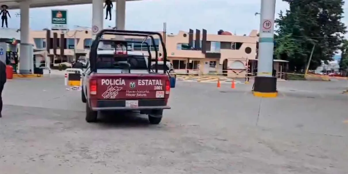 VIDEOS. En Puebla, empleada de gasolinera es baleada en la cabeza por su expareja 