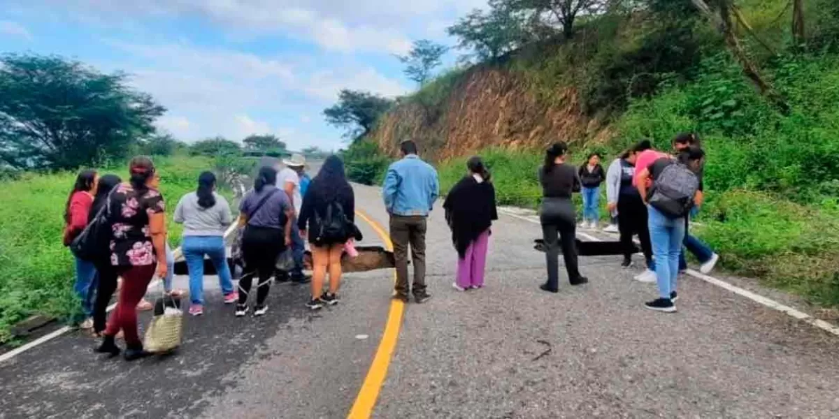 Colapsó carretera en la Mixteca e incomunica a Chila de la Sal, Chiautla y Tulcingo