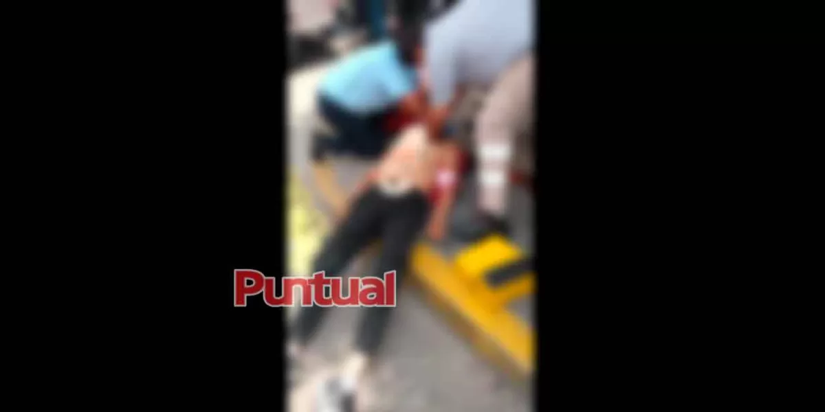 Accidente en centro de Texmelucan deja dos heridos; motociclista impacta contra pipa