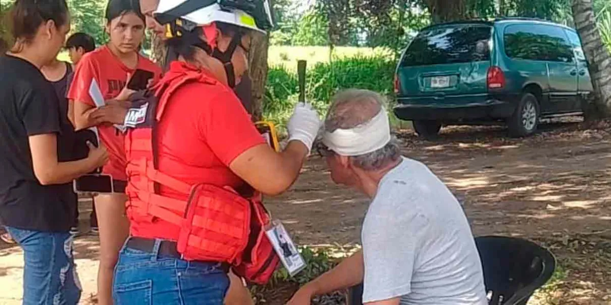Se estrellan autos en Venustiano Carranza, un conductor terminó volcado 