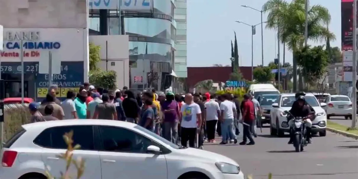 Disputa por espacios de taxi en Chedraui Selecto: Pelea masiva entre organizaciones de taxis