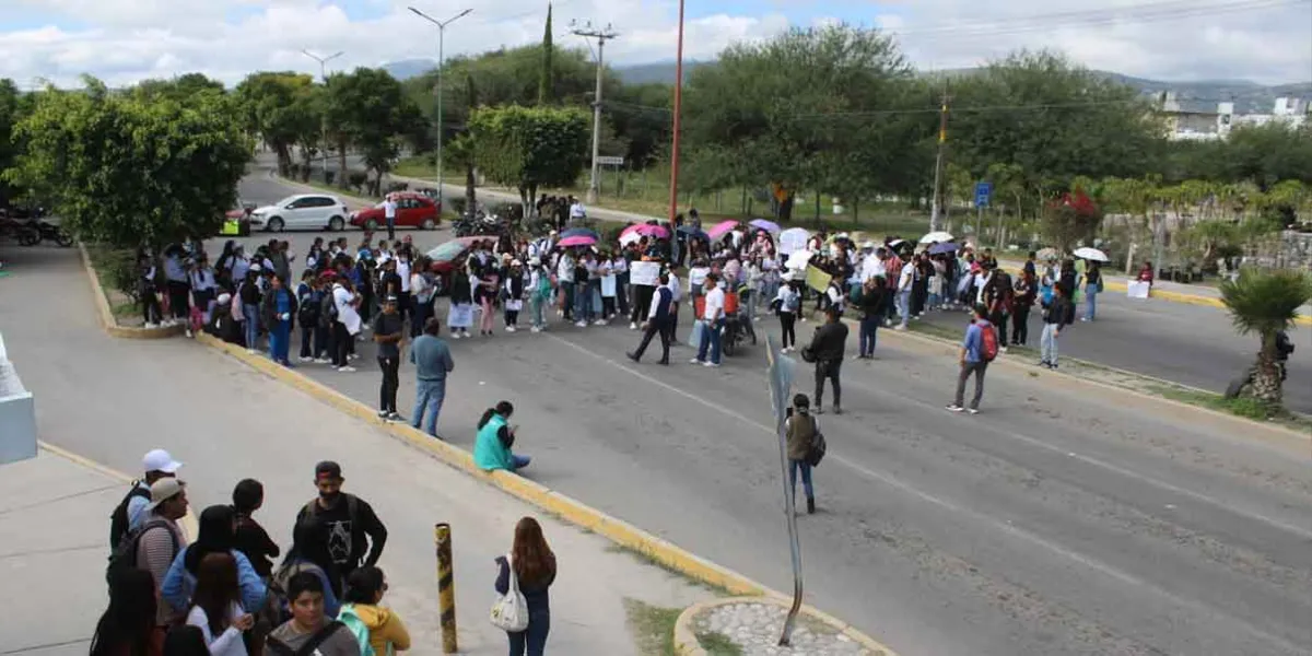 Con cierre estudiantes de la UPN Tehuacán acusan desvío de recursos