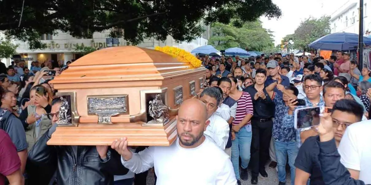 Despide una multitud al alcalde de Chilpancingo entre gritos de “¡justicia!”