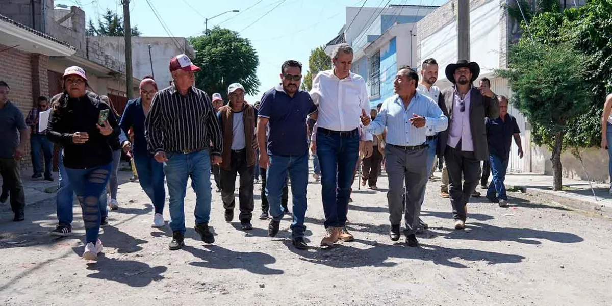 Gobierno de Pepe Chedraui inicia pavimentación de calles en Amalucan y El Salvador