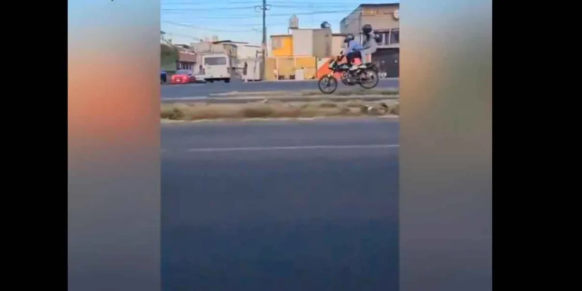 VIDEO. Discusión vial termina con biker accidentado en Ecatepec 