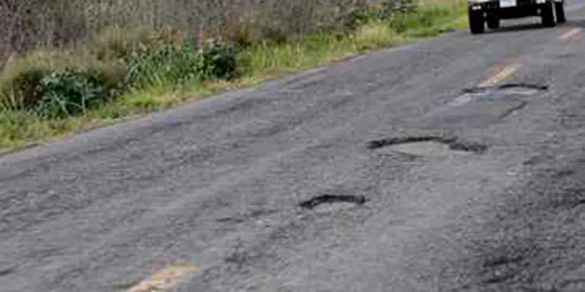 Destrucción de vías en Huauchinango causa accidentes y riesgos a transportistas 