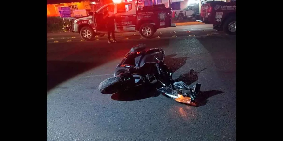 Motociclistas derrapan por exceso de velocidad en Xicotepec 