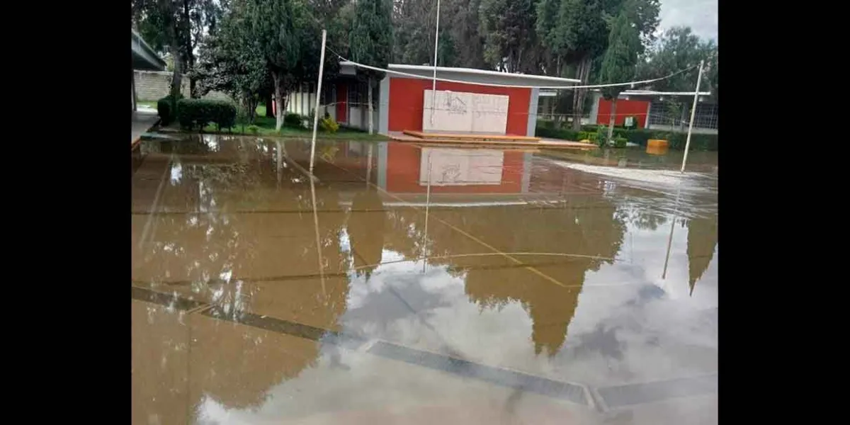 Por lluvias colapsa drenaje en Cobaep de Xalmimilulco; desde el 20 de septiembre no tienen clases