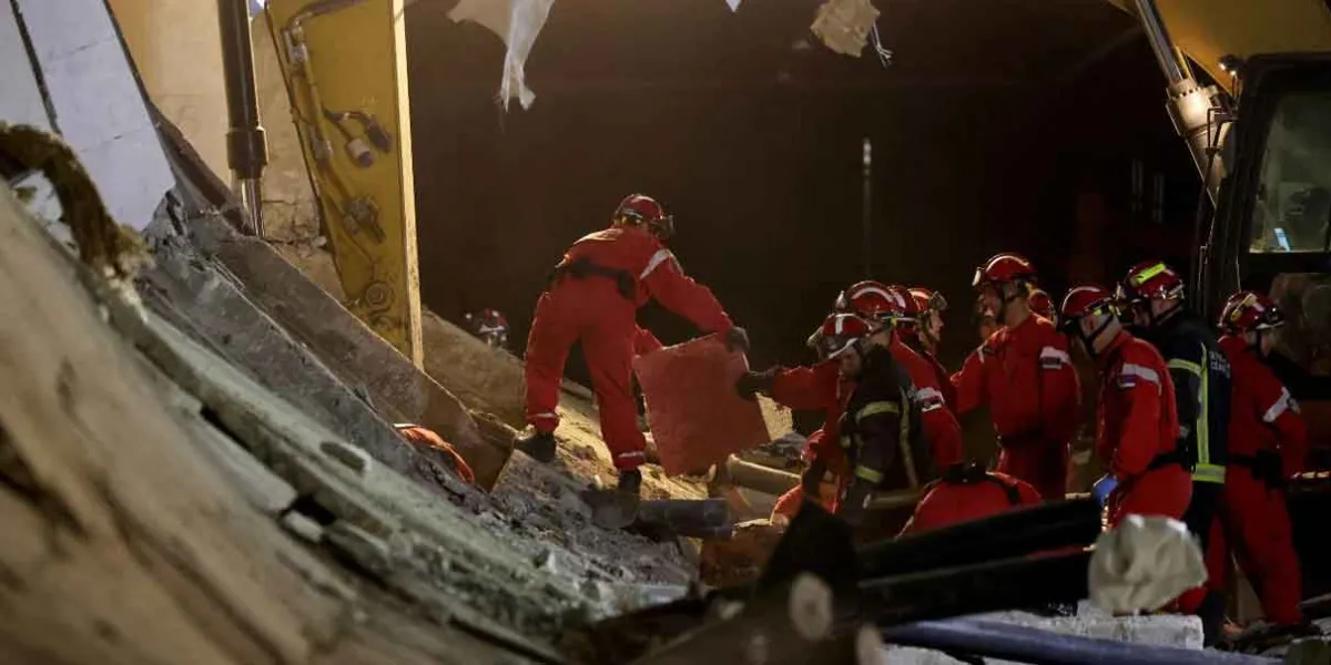 Colapsa techo de estación de tren y mueren 14 personas