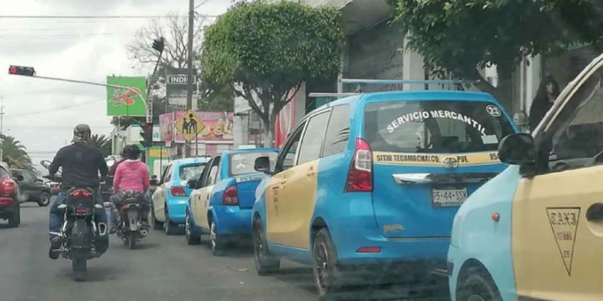 Hampones asaltan a taxista en barrio de Tecamachalco