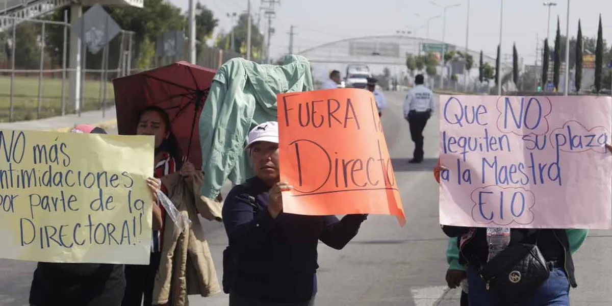 Papás liberan carretera a Atlixco tras lograr destitución de maestra