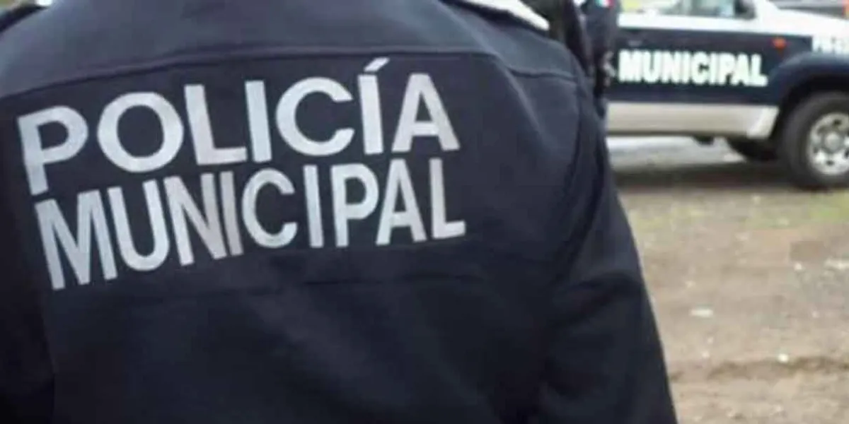 Patrulla de la Policía Municipal de Zihuateutla, impacta contra dos autos