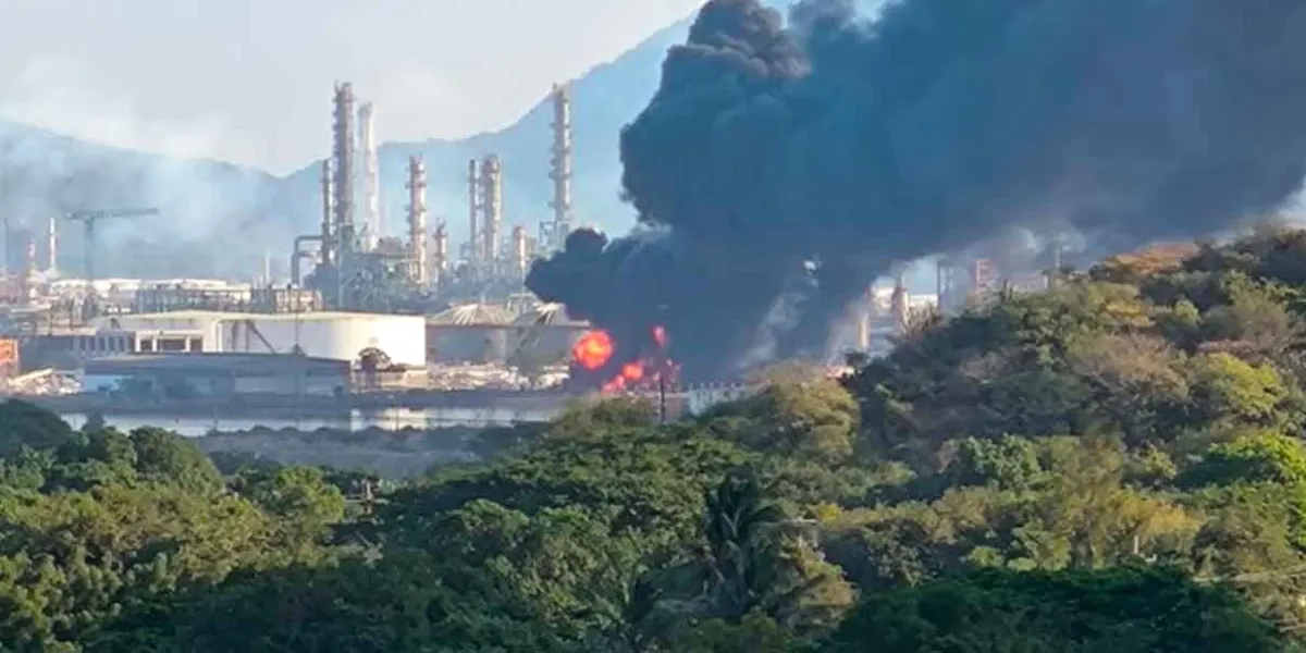 VIDEO. Se incendia refinería de Pemex en Oaxaca; autoridades controlan situación