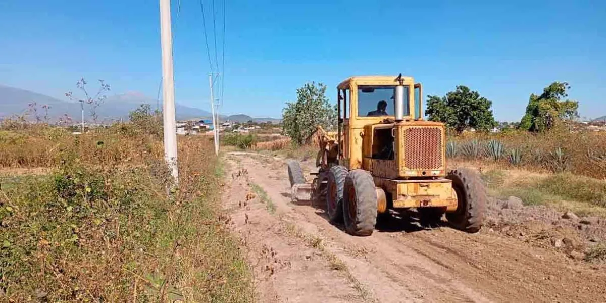 Ariadna Ayala lleva alumbrado público y mejores caminos a comunidades de Atlixco