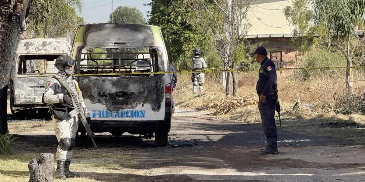 Calcinan cuatro unidades de la ruta Malacatepec por riña entre concesionarios y choferes