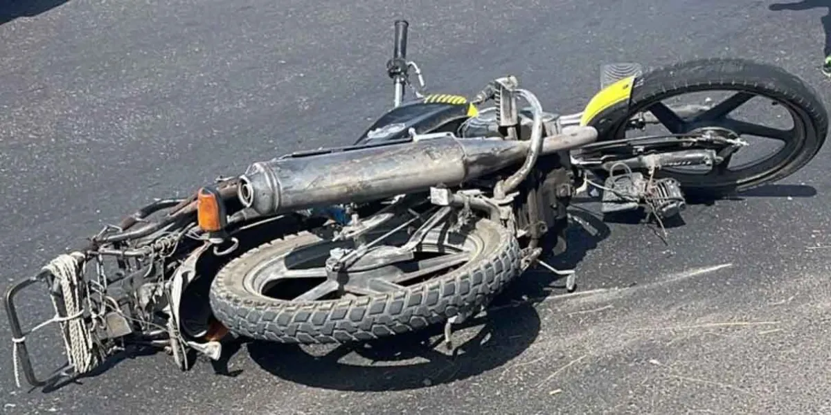 Grave motociclista al chocar contra auto en Tecamachalco