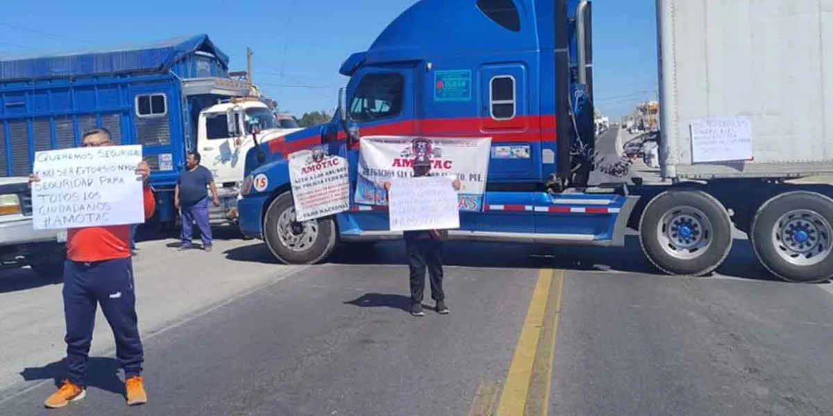 Transportistas bloquean El Seco-Zacatepec, exigen mayor seguridad