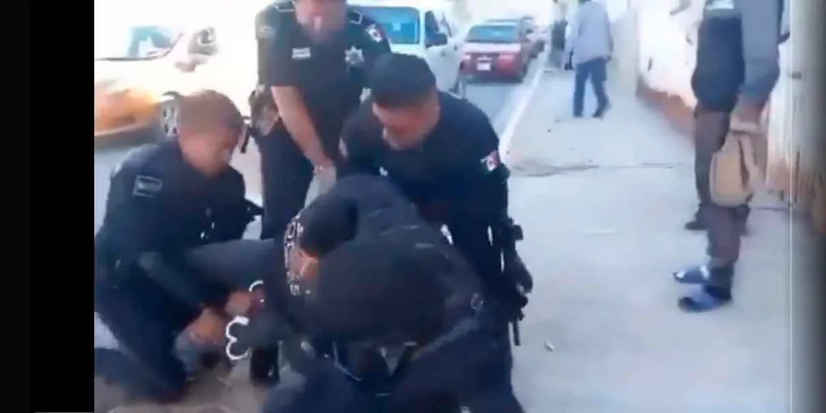 VIDEO. ¿Abuso policial? 5 elementos someten a padre de familia en Coxcatlán