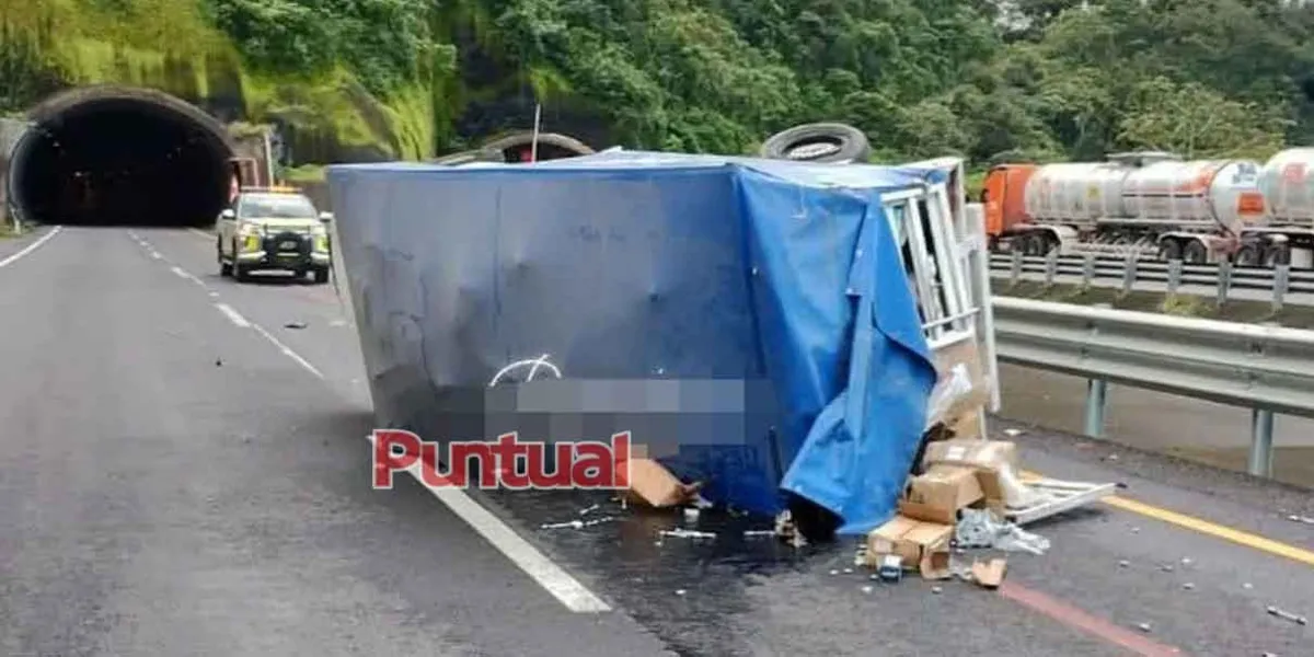 Volcadura de camioneta en la México-Tuxpan provoca cierre total