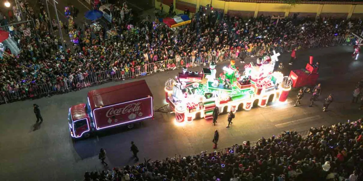 La Caravana Navideña Coca-Cola sorprendió a miles de poblanos