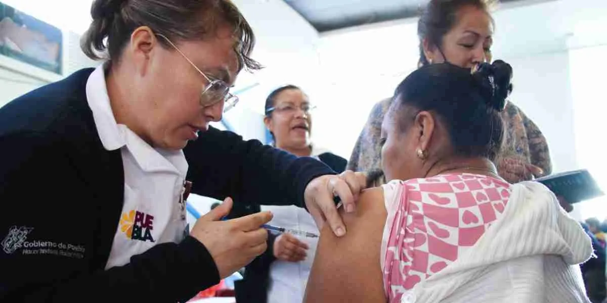 Convocan a la población a vacunarse contra la Influenza y COVID-19 en esta temporada de frío