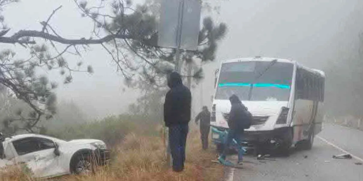 Dos lesionados tras impactarse autobús contra camioneta en la Sierra Norte