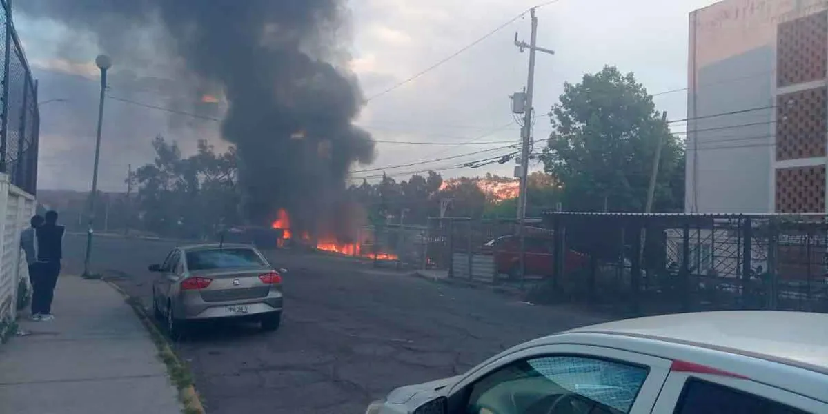 INCENDIO cerca del Hospital La Margarita deja a colonos sin luz