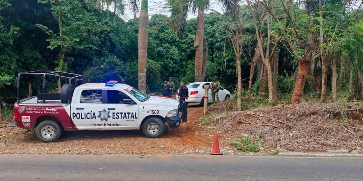 Tiran a mujer muerta a orillas de la carretera en la Sierra Norte