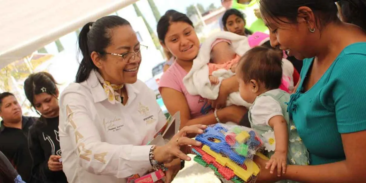 Ariadna Ayala y los Reyes Magos entregaron juguetes a los niños de Atlixco