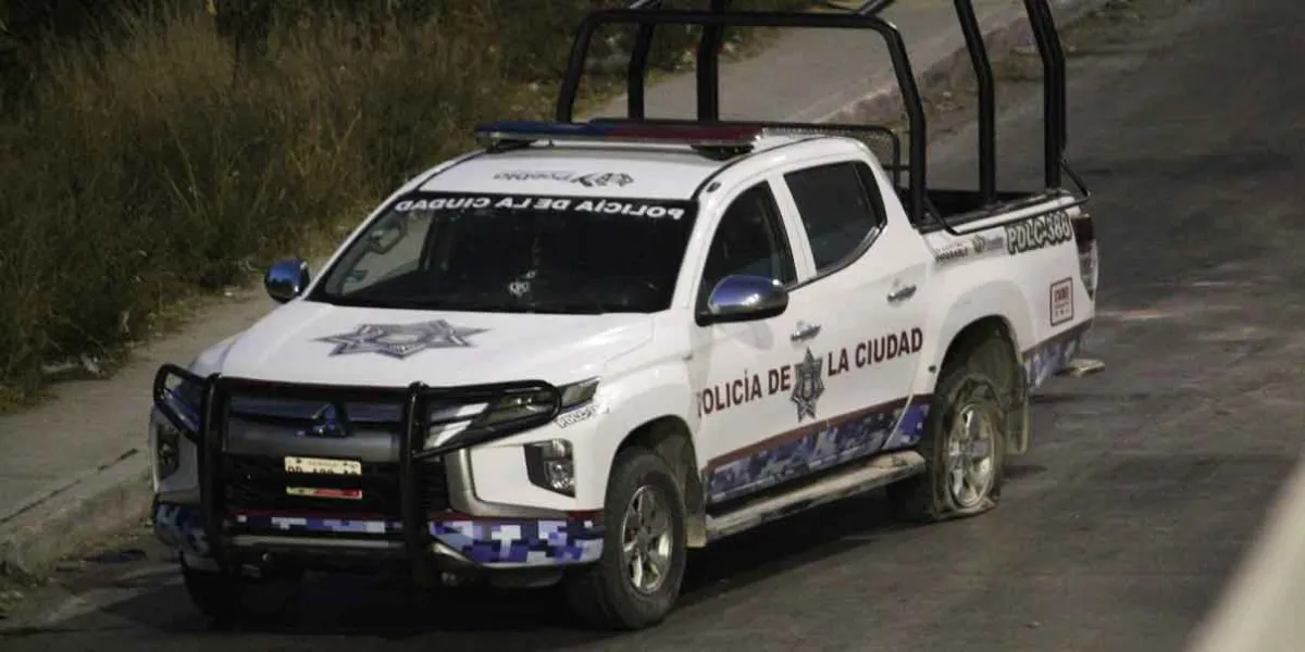 Vuelca patrulla tras persecución y balacera en Periférico