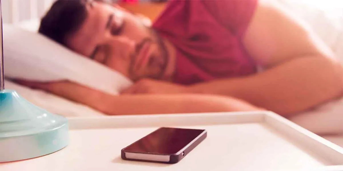 ALERTA, por qué no usar el celular tras despertar