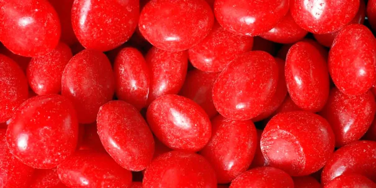 El colorante rojo que fue prohibido en EU; en México estos alimentos lo contienen