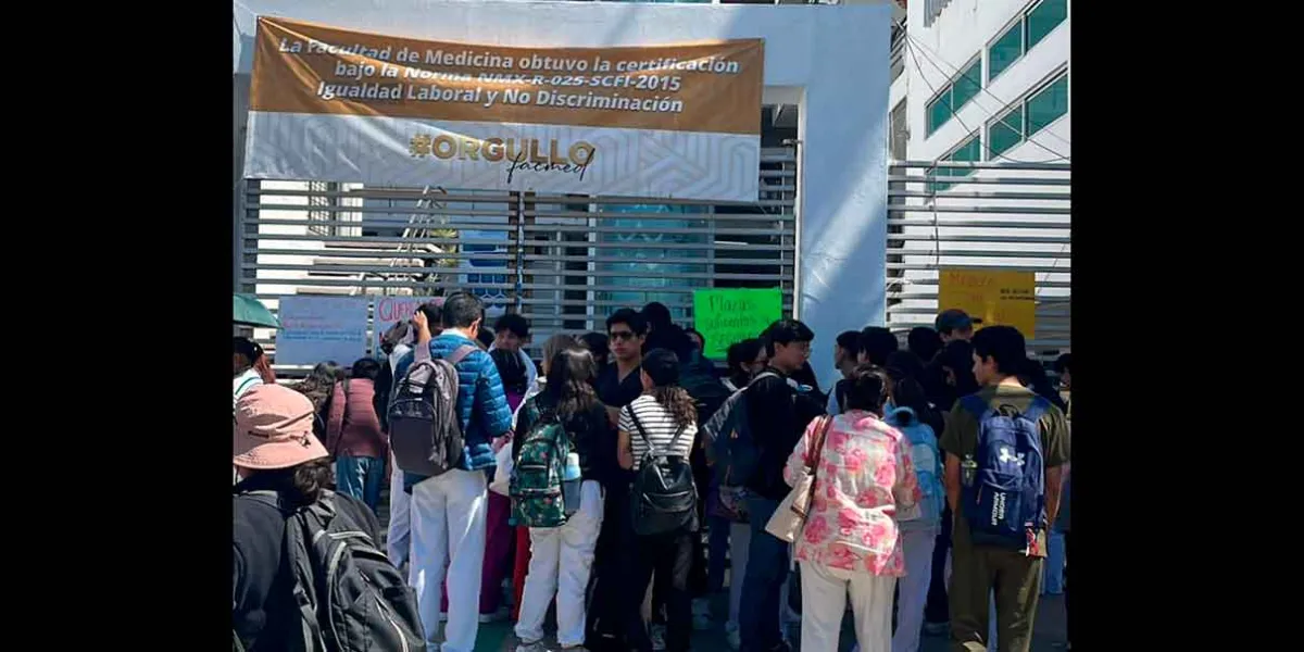 Protestan estudiantes de Medicina de la BUAP por reducción de plazas de internado