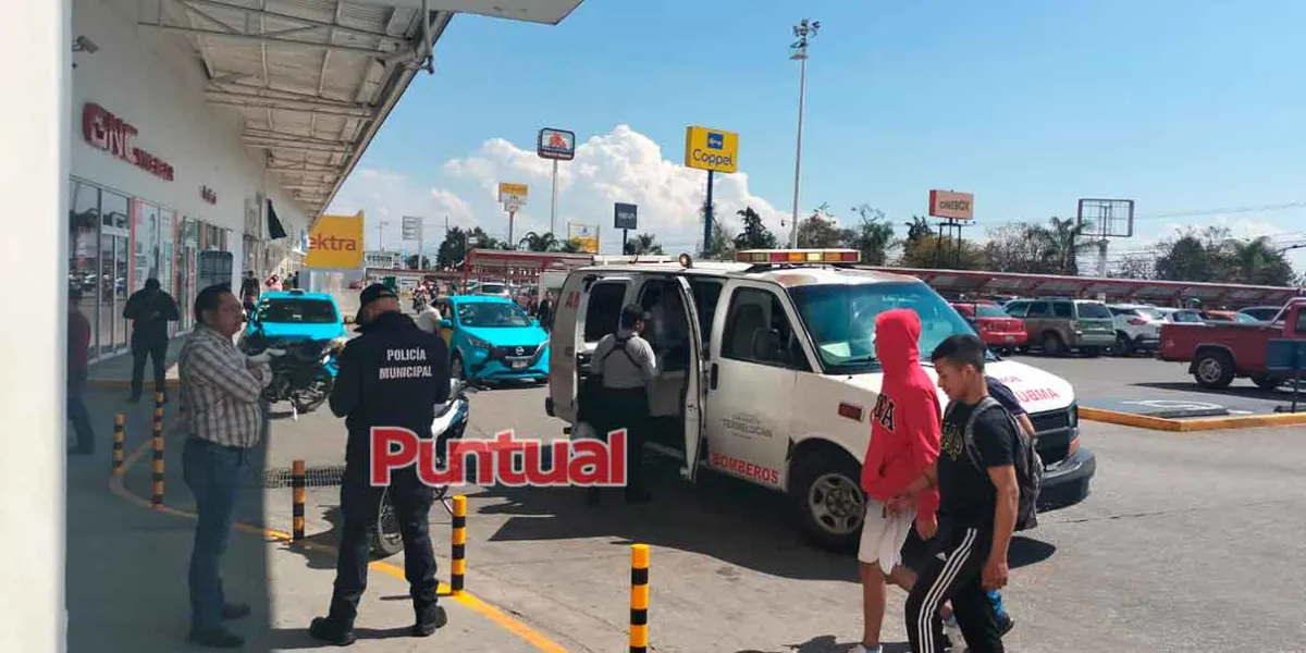 Dos asaltantes amagan a clientes en banco de Texmelucan; hay un guardia herido