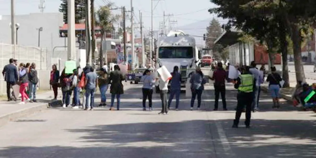 Bloqueo en la 11 Sur deja sin servicio a usuarios del RUTA 2