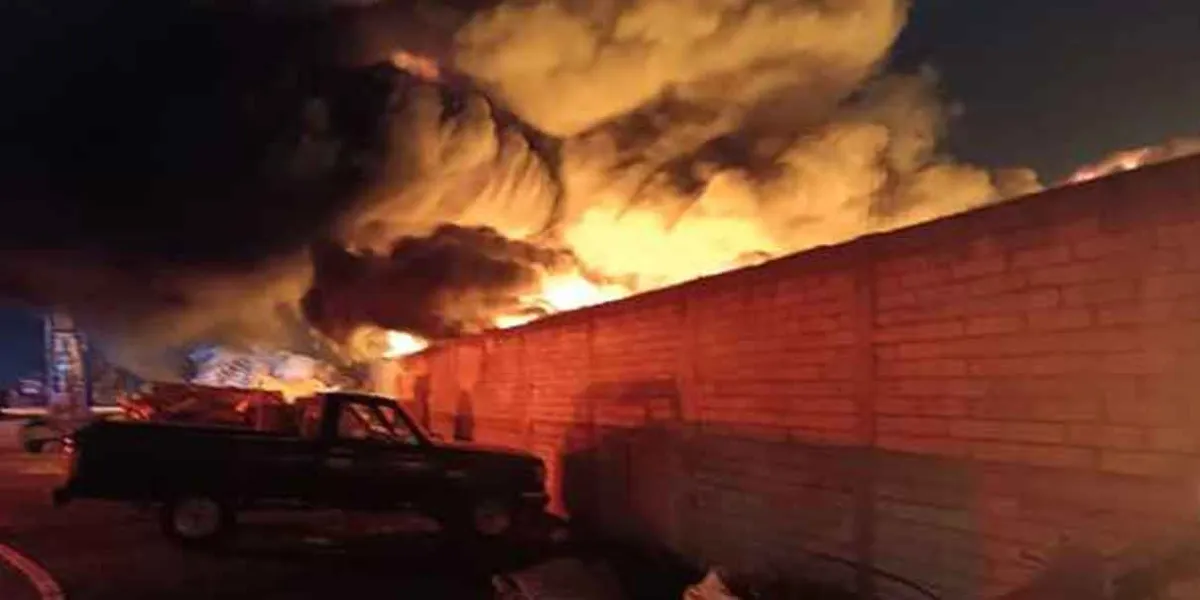 Incendio en San Miguel Canoa; recicladora en llamas durante la madrugada