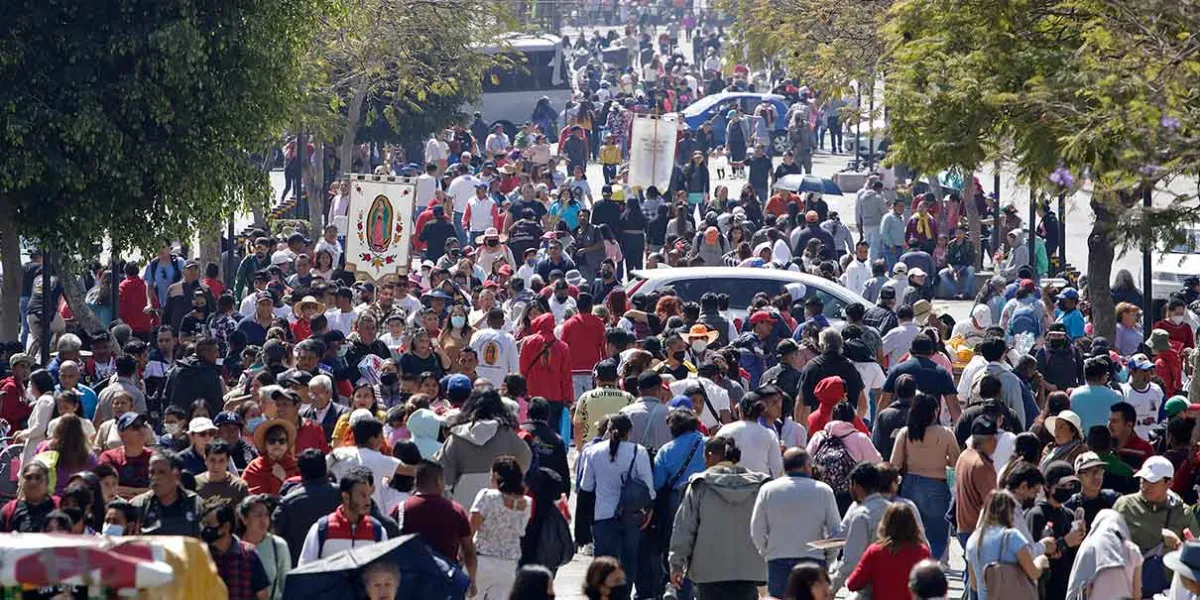 Poblanos participan en la peregrinación anual a la Basílica de Guadalupe