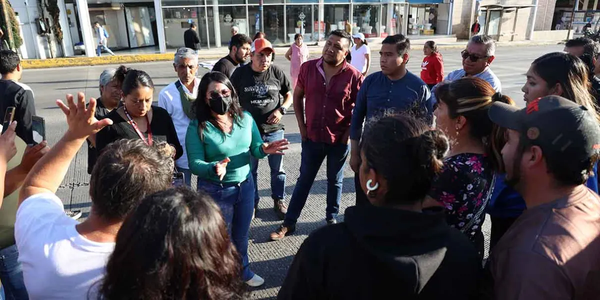 Protesta de vecinos en Puebla causa caos vial en la 25 Poniente; se rehúsan al estacionamiento rotativo