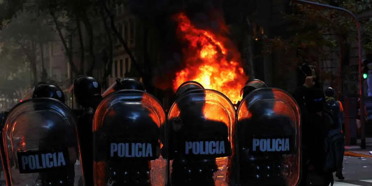 Brutal represión en Buenos Aires: jubilados y manifestantes enfrentan violencia desmedida