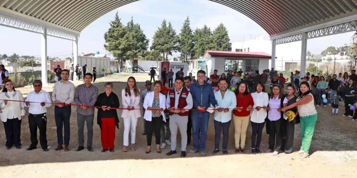 Entrega Omar Muñoz arco techo en el preescolar Aquiles Serdán