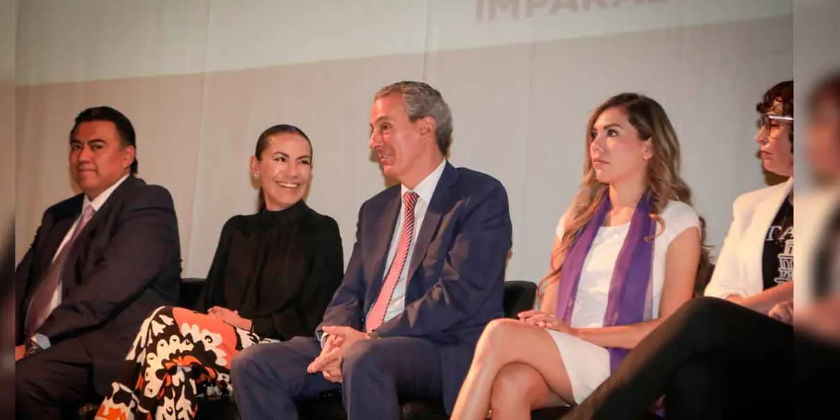 Con el objetivo de sensibilizar y concientizar a la sociedad sobre el empoderamiento de la mujer en todos los entornos, el Gobierno de la Ciudad, llevó a cabo la ponencia “Mujeres Líderes”, que contó con una amplia participación de servidoras públicas, así como una mesa de exposición de poblanas emprendedoras.   Durante el inicio de la plática, el presidente municipal, Pepe Chedraui Budib, reconoció a todo el equipo o por hacer posibles espacios de aprendizaje y reafirmó el compromiso del Gobierno de la Ciu