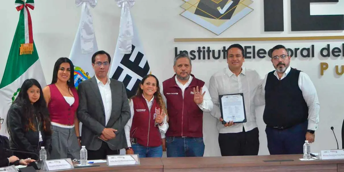 Juan Rivera Trejo recibe constancia como alcalde electo de Chignahuapan