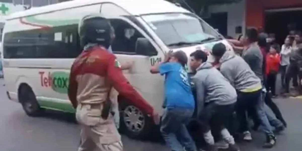 Madre e hijo quedan atrapados bajo combi en Tehuacán; testigos reaccionan rápidamente para salvarlos