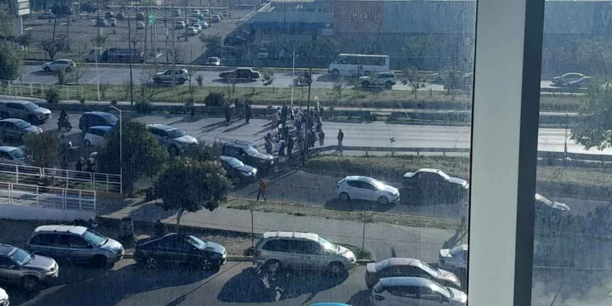 Manifestación del personal del Hospital General de Cholula CIERRA PERIFÉRICO; exigen mejores condiciones laborales