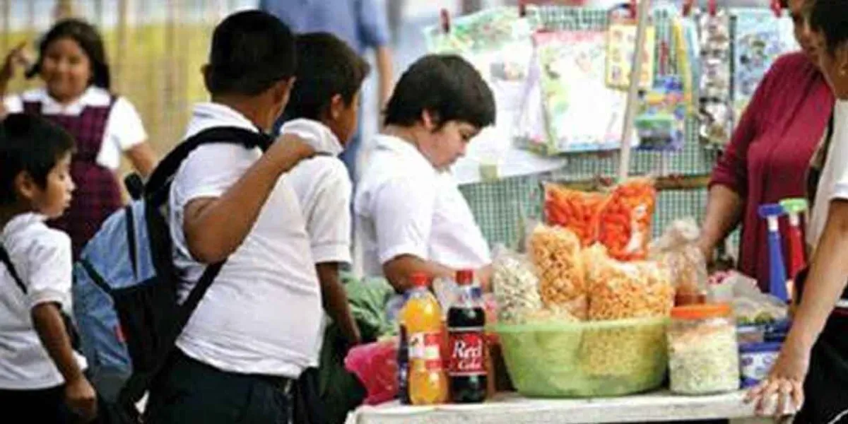 No más comida chatarra afuera de escuelas en Puebla