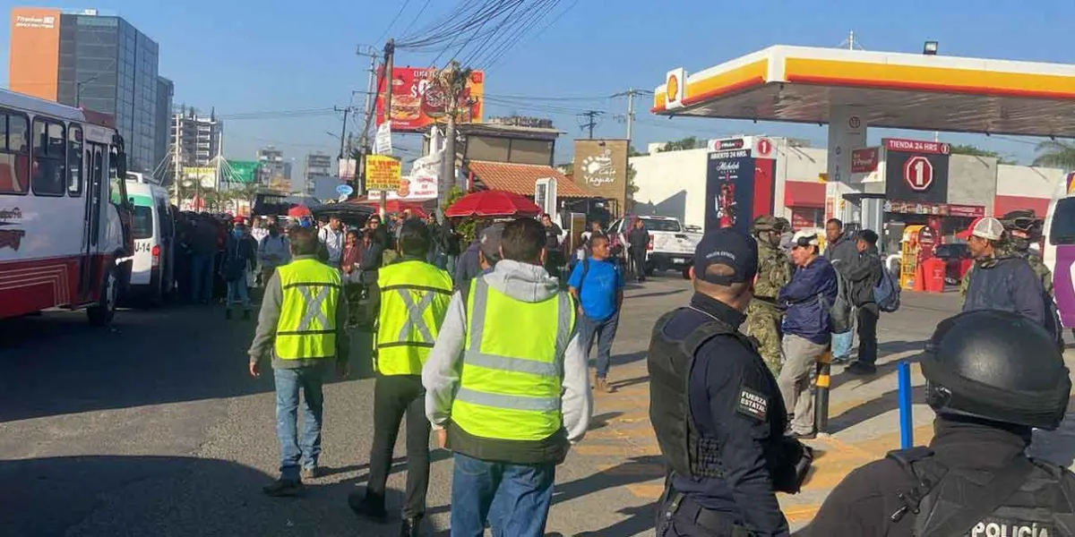 Taxis pirata de la Vía Atlixcáyotl terminaron en el corralón