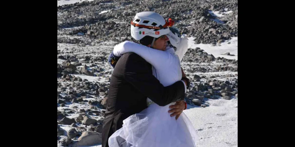 Boda de altura: Montañistas celebran unión en el majestuoso Citlaltépetl