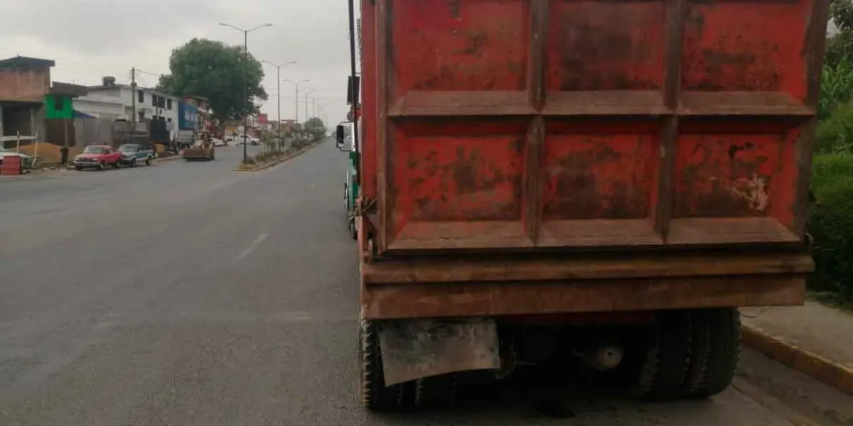 Abandonan en Xicotepec camión robado en Texmelucan 