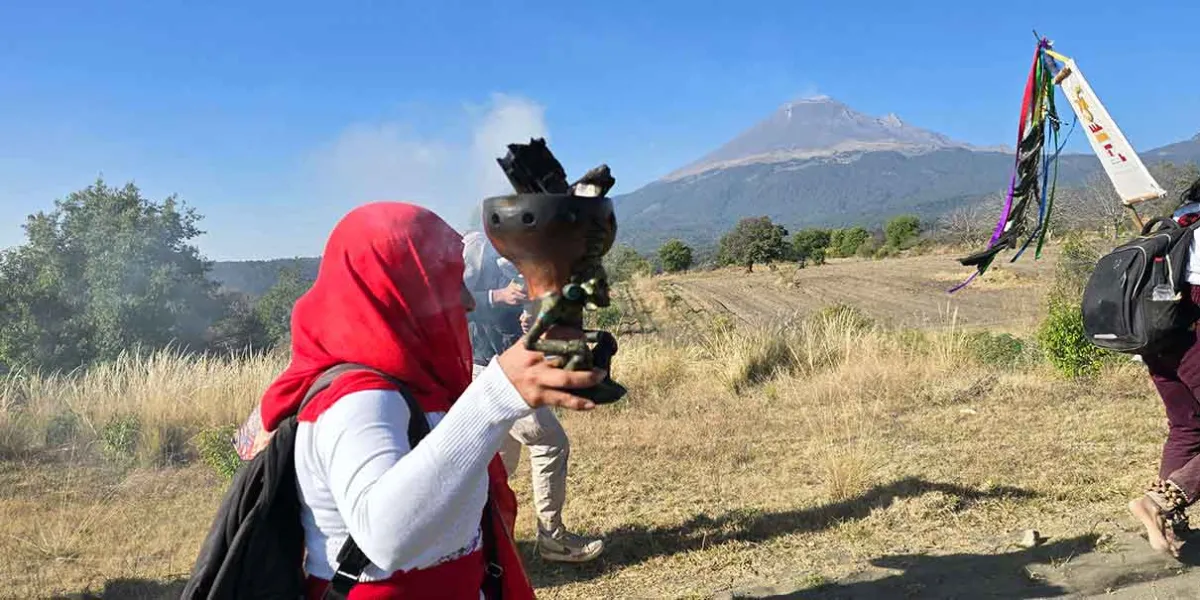 Devoción y tradición: Celebran al volcán Popocatépetl con ofrendas en Xalitzintla